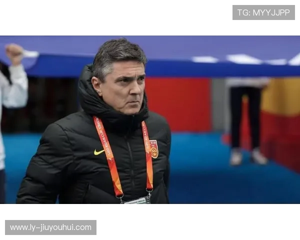 《小球员与老教练的智慧传承：足球场上的成长与坚持》